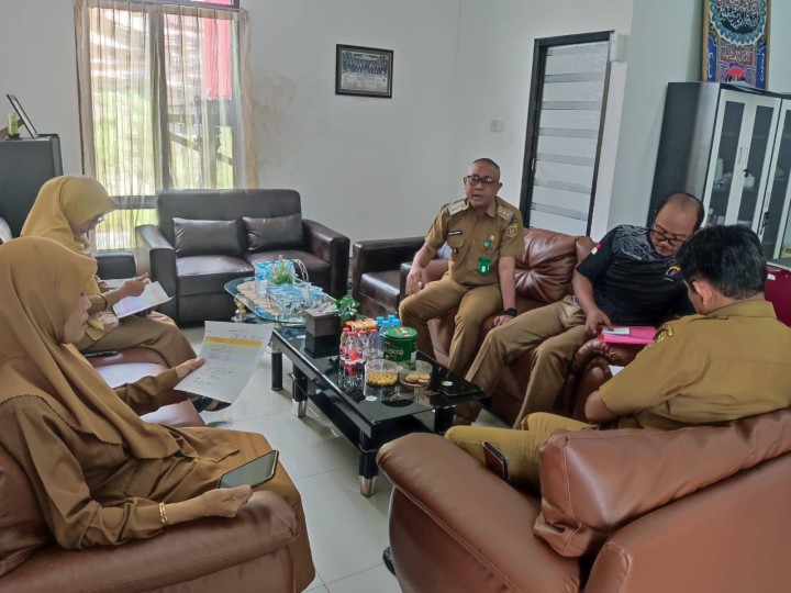 Giat, Selasa 08 Juli 2025 Menghadiri Rapat koordinasi TW II dan Penyampaian Aplikasi E-Dalev di Ruang Camat Samarinda Utara dihadiri Seklur, Kasi Ekbang, Kasi Kesra dan Bendahara, Menghadiri Rapat koordinasi SKM dan Pelatihan oss di aula kantor kecamatan samarinda utara & Melaksanakan Rapat Koordinasi Lurah dengan Seklur dan seluruh Kasi kelurahan sempaja barat dipimpin Lurah.
