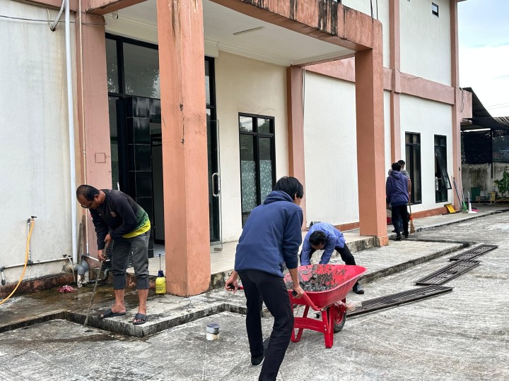Giat, Jum'at 11 Juli 2025 Melakukan kerja bakti dilingkungan area kantor kelurahan sempaja barat pada parit belakang kantor diikuti oleh seluruh Staf laki-laki Kelurahan Sempaja Bara, Mendapatkan kunjungan dari dari UINSI Samarinda- Kampus II untuk melakukan PKL pada Kelurahan Sempaja Barat diterima oleh Lurah dan Seklur & Mengikuti Zoom Meeting dengan Rapat Koordinasi Rencana Gotong Royong di Pimpin Rapat Bapak Wakil Wali Kota Samarinda di Taman Cerdas dan sekitarnya diikuti oleh Lurah.