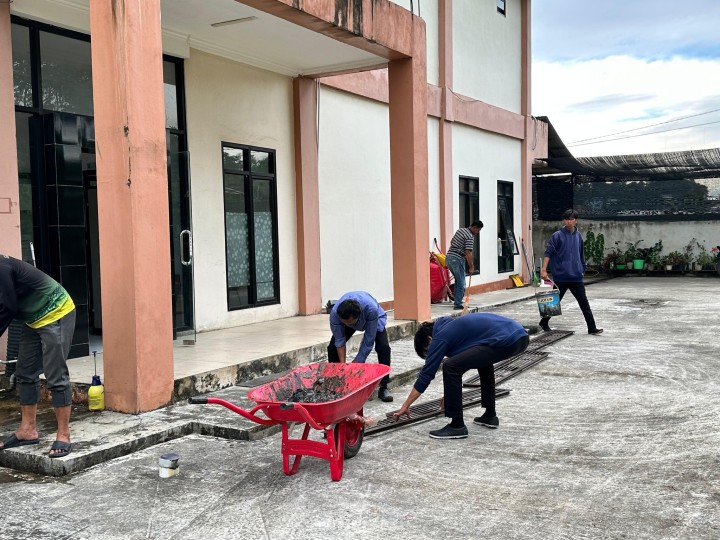 Giat, Jum'at 11 Juli 2025 Melakukan kerja bakti dilingkungan area kantor kelurahan sempaja barat pada parit belakang kantor diikuti oleh seluruh Staf laki-laki Kelurahan Sempaja Bara, Mendapatkan kunjungan dari dari UINSI Samarinda- Kampus II untuk melakukan PKL pada Kelurahan Sempaja Barat diterima oleh Lurah dan Seklur & Mengikuti Zoom Meeting dengan Rapat Koordinasi Rencana Gotong Royong di Pimpin Rapat Bapak Wakil Wali Kota Samarinda di Taman Cerdas dan sekitarnya diikuti oleh Lurah.