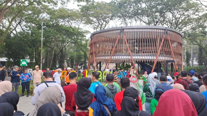 Giat, Sabtu 12 Juli 2025 Melaksanakan Gotong Royong Pemkot Samarinda di Taman Cerdas bersama Wali Kota dan Wakil Wali Kota Samarinda dihadiri Lurah, Seklur dan seluruh Kasi kelurahan sempaja barat.