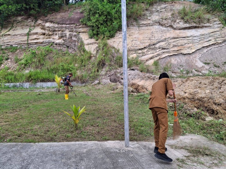 Giat pagi, Senin 14 Juli 2025 Melaksanakan apel Senin pagi di kelurahan sempaja barat dipimpin oleh Seklur & Dilanjutkan kerja bakti dilingkungan kelurahan sempaja barat oleh seluruh staf kantor kelurahan sempaja barat.