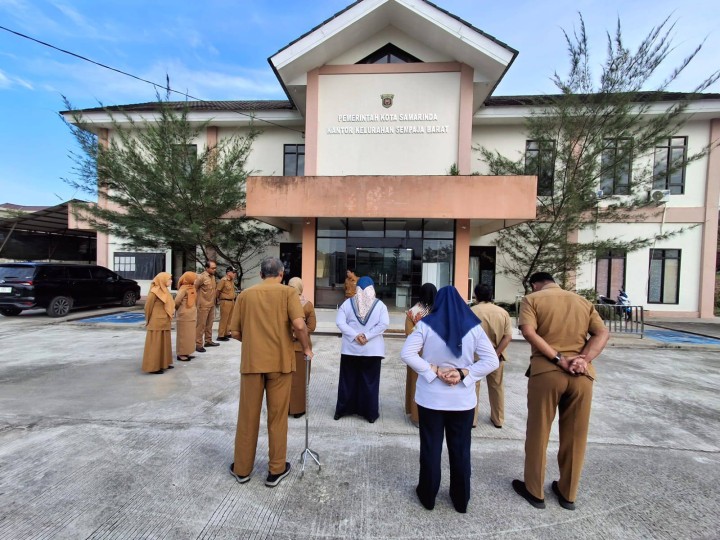 Giat pagi, Senin 14 Juli 2025 Melaksanakan apel Senin pagi di kelurahan sempaja barat dipimpin oleh Seklur & Dilanjutkan kerja bakti dilingkungan kelurahan sempaja barat oleh seluruh staf kantor kelurahan sempaja barat.