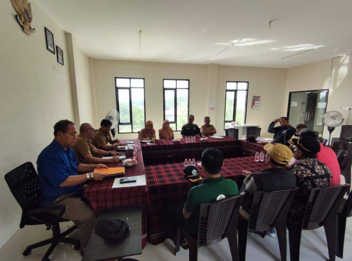 Giat, Senin 14 Juli 2025 Menyerahkan Dana Probebaya Tahun 2025 pada bidang Sapras dan Pemberdayaan Masyarakat kepada Pokmas Sempaja Barat di Aula Kantor Kelurahan Sempaja Barat sekaligus memberikan arahan dipimpin langsung oleh Lurah dihadiri Seklur, seluruh Kasi, Bendahara Kelurahan, Ketua LPM, Pokmas beserta anggota Pokmas dan Ketua RT.