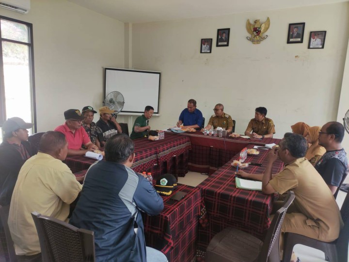 Giat, Senin 14 Juli 2025 Menyerahkan Dana Probebaya Tahun 2025 pada bidang Sapras dan Pemberdayaan Masyarakat kepada Pokmas Sempaja Barat di Aula Kantor Kelurahan Sempaja Barat sekaligus memberikan arahan dipimpin langsung oleh Lurah dihadiri Seklur, seluruh Kasi, Bendahara Kelurahan, Ketua LPM, Pokmas beserta anggota Pokmas dan Ketua RT.