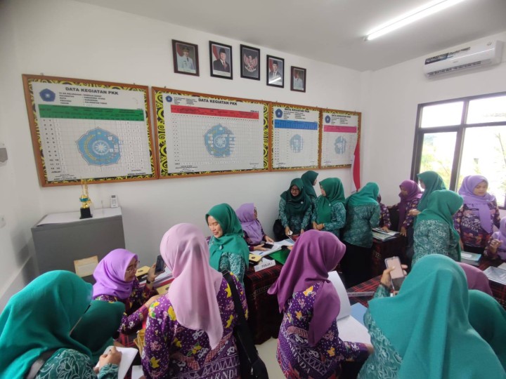 Giat, Selasa 15 Juli 2025 Melaksanakan Survei, Monitoring, Evaluasi & Pelaporan dari PKK Kota Samarinda di Aula Kantor Kelurahan Sempaja Barat dihadiri Sekretaris Camat, Ketua PKK Kecamatan Samarinda Utara beserta Sekretariat dan seluruh Pokja Kecamatan Lurah, Ketua PKK Kelurahan beserta Sekretariat dan seluruh Pokja Kelurahan.