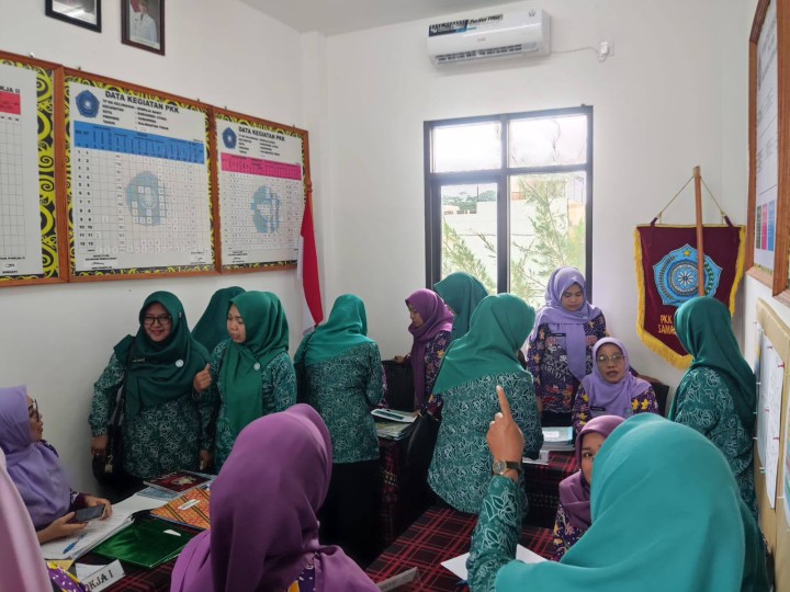 Giat, Selasa 15 Juli 2025 Melaksanakan Survei, Monitoring, Evaluasi & Pelaporan dari PKK Kota Samarinda di Aula Kantor Kelurahan Sempaja Barat dihadiri Sekretaris Camat, Ketua PKK Kecamatan Samarinda Utara beserta Sekretariat dan seluruh Pokja Kecamatan Lurah, Ketua PKK Kelurahan beserta Sekretariat dan seluruh Pokja Kelurahan.