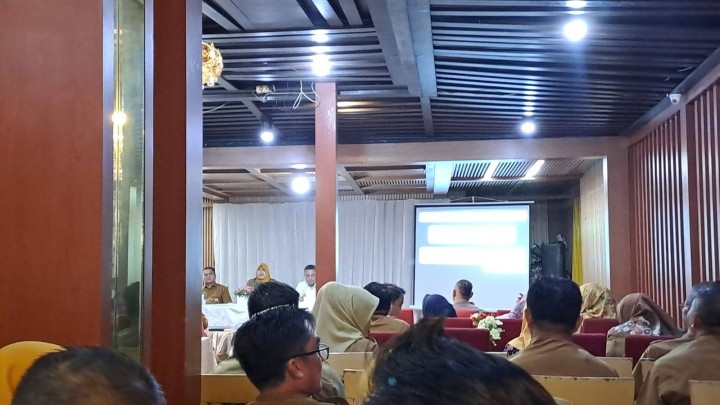 Giat, Selasa 15 Juli 2025 Menghadiri Rapat terkait Penyaluran Bantuan Pangan Beras Alokasi bulan Juni dan Juli Tahun 2025 di Cafe Yen's Delight jalan Juanda Kelurahan Air Hitam dihadiri Lurah.