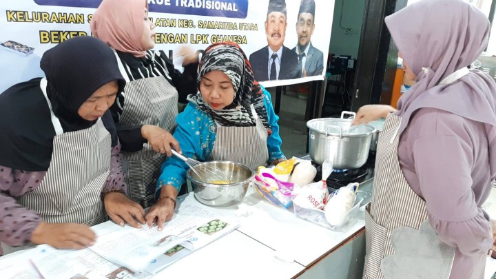 Giat siang, Rabu 16 Juli 2025 Monitoring kegiatan Probebaya Tahun 2025 pada bidang Pemberdayaan Masyarakat dalam Pelatihan Tata Boga di LPK Gahnesa dihadiri Kasi Kesra & Mendapat kunjungan dari Pegadaian di ruang Lurah diterima oleh Lurah.