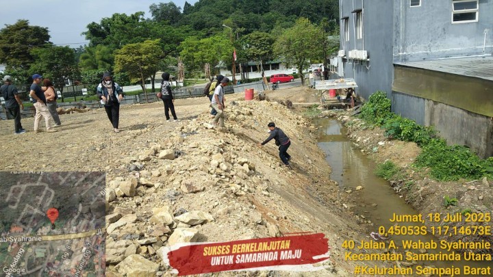 Giat, Jum'at 18 Juli 2025 Peninjauan lahan pengajuan permohonan pembuatan IMTN di jl. AW Syahranie RT.02 dihadiri Kasi Tapem beserta staf dan Ketua RT 02.