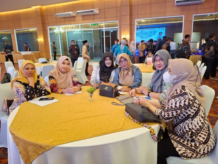 Giat, Minggu 20 Juli 2025 Menghadiri Peringatan Hari Koperasi ke 78 dan Syukuran Terbentuknya Koperasi Kelurahan Merah Putih serta Penyerahan Penghargaan Koperasi Sehat Binaan Kota Samarinda di Hotel Puri Senyiur Samarinda dihadiri Kasi Ekbang.