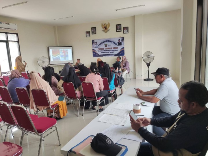 Giat Siang, Senin 21 Juli 2025 Penyerahan Bantuan Kepada warga RT 01 pada kegiatan Probebaya bidang Pemberdayaan Tahun Anggaran 2025 1. Sosialisasi dan Edukasi Pengelolaan Sampah Rumah Tangga ; 2. Penyerahan Bantuan Sembako kepada Warga Kurang Mampu ; 3. Penyerahan Bantuan Anak sekolah ; 4. Penyerahan Pemberian Makanan Tambahan di Posyandu Balita dan Lansia. di Aula Kantor Kelurahan Sempaja Barat dihadiri Narasumber Dinas Lingkungan Hidup (DLH), Kasi Kesra Kelurahan, Pendamping Probebaya Non Infrastruktur, Ketua Pokmas beserta anggota dan Ketua RT 01.