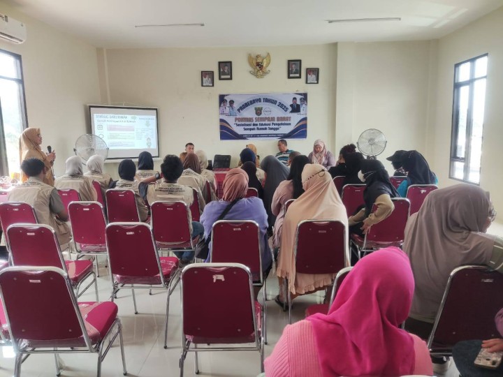 Giat Siang, Senin 21 Juli 2025 Penyerahan Bantuan Kepada warga RT 01 pada kegiatan Probebaya bidang Pemberdayaan Tahun Anggaran 2025 1. Sosialisasi dan Edukasi Pengelolaan Sampah Rumah Tangga ; 2. Penyerahan Bantuan Sembako kepada Warga Kurang Mampu ; 3. Penyerahan Bantuan Anak sekolah ; 4. Penyerahan Pemberian Makanan Tambahan di Posyandu Balita dan Lansia. di Aula Kantor Kelurahan Sempaja Barat dihadiri Narasumber Dinas Lingkungan Hidup (DLH), Kasi Kesra Kelurahan, Pendamping Probebaya Non Infrastruktur, Ketua Pokmas beserta anggota dan Ketua RT 01.