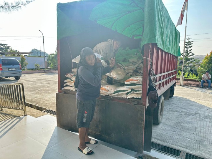 Giat, Selasa 22 Juli 2025 Menerima Distributor Beras Cadangan Penerima Bantuan Pangan dari Kemensos pada Kelurahan Sempaja Barat diterima oleh Kasi Kesra.