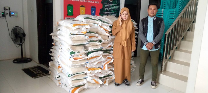 Giat, Selasa 22 Juli 2025 Menerima Distributor Beras Cadangan Penerima Bantuan Pangan dari Kemensos pada Kelurahan Sempaja Barat diterima oleh Kasi Kesra.