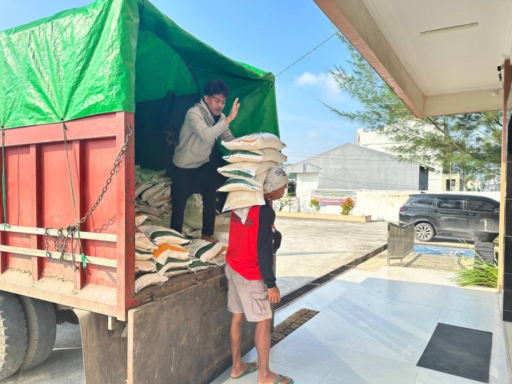 Giat, Selasa 22 Juli 2025 Menerima Distributor Beras Cadangan Penerima Bantuan Pangan dari Kemensos pada Kelurahan Sempaja Barat diterima oleh Kasi Kesra.