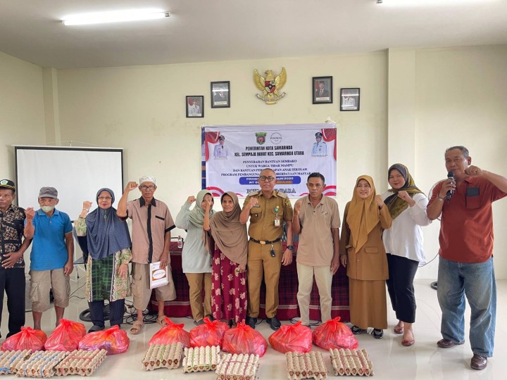 Giat siang, Selasa 22 Juli 2025 Penyerahan Bantuan kepada warga RT 02 pada kegiatan Probebaya bidang Pemberdayaan Tahun Anggaran 2025 1. Sosialisasi dan Edukasi Pengelolaan Sampah Rumah Tangga ; 2. Penyerahan Bantuan Sembako kepada Warga Kurang Mampu ; 3. Penyerahan Bantuan Anak sekolah, 4. Penyerahan Pemberian Makanan Tambahan di Posyandu Balita ; 5. Penyerahan bantuan Alat Emodemo. di Aula Kantor Kelurahan Sempaja Barat dihadiri Narasumber Dinas Lingkungan Hidup, Lurah, Kasi Kesra, Pendamping Probebaya Non Infrastruktur, Ketua Pokmas beserta anggota dan Ketua RT dibantuin dgn anak KKN mahasiswa Unsi Samarinda.