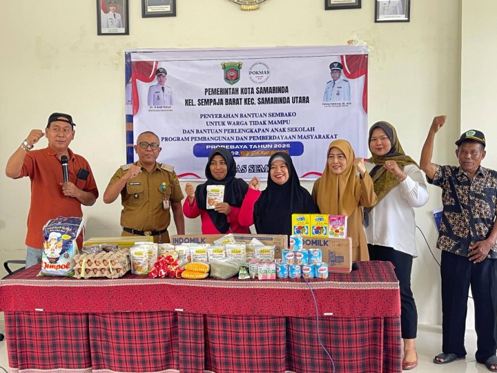 Giat siang, Selasa 22 Juli 2025 Penyerahan Bantuan kepada warga RT 02 pada kegiatan Probebaya bidang Pemberdayaan Tahun Anggaran 2025 1. Sosialisasi dan Edukasi Pengelolaan Sampah Rumah Tangga ; 2. Penyerahan Bantuan Sembako kepada Warga Kurang Mampu ; 3. Penyerahan Bantuan Anak sekolah, 4. Penyerahan Pemberian Makanan Tambahan di Posyandu Balita ; 5. Penyerahan bantuan Alat Emodemo. di Aula Kantor Kelurahan Sempaja Barat dihadiri Narasumber Dinas Lingkungan Hidup, Lurah, Kasi Kesra, Pendamping Probebaya Non Infrastruktur, Ketua Pokmas beserta anggota dan Ketua RT dibantuin dgn anak KKN mahasiswa Unsi Samarinda.