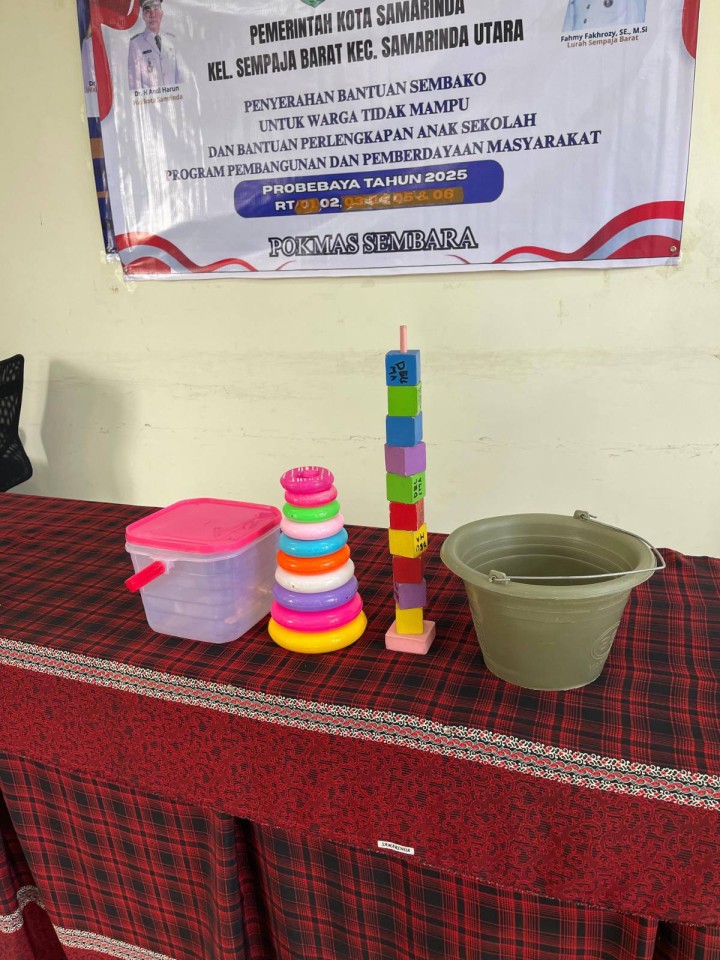 Giat siang, Selasa 22 Juli 2025 Penyerahan Bantuan kepada warga RT 02 pada kegiatan Probebaya bidang Pemberdayaan Tahun Anggaran 2025 1. Sosialisasi dan Edukasi Pengelolaan Sampah Rumah Tangga ; 2. Penyerahan Bantuan Sembako kepada Warga Kurang Mampu ; 3. Penyerahan Bantuan Anak sekolah, 4. Penyerahan Pemberian Makanan Tambahan di Posyandu Balita ; 5. Penyerahan bantuan Alat Emodemo. di Aula Kantor Kelurahan Sempaja Barat dihadiri Narasumber Dinas Lingkungan Hidup, Lurah, Kasi Kesra, Pendamping Probebaya Non Infrastruktur, Ketua Pokmas beserta anggota dan Ketua RT dibantuin dgn anak KKN mahasiswa Unsi Samarinda.