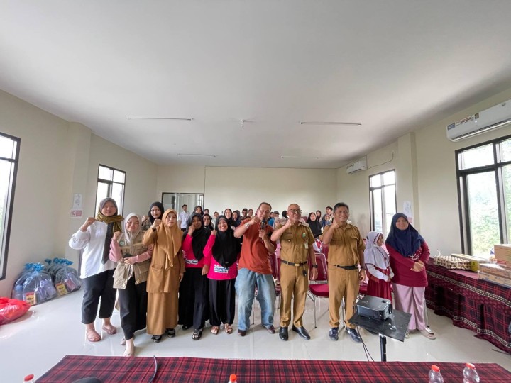 Giat siang, Selasa 22 Juli 2025 Penyerahan Bantuan kepada warga RT 02 pada kegiatan Probebaya bidang Pemberdayaan Tahun Anggaran 2025 1. Sosialisasi dan Edukasi Pengelolaan Sampah Rumah Tangga ; 2. Penyerahan Bantuan Sembako kepada Warga Kurang Mampu ; 3. Penyerahan Bantuan Anak sekolah, 4. Penyerahan Pemberian Makanan Tambahan di Posyandu Balita ; 5. Penyerahan bantuan Alat Emodemo. di Aula Kantor Kelurahan Sempaja Barat dihadiri Narasumber Dinas Lingkungan Hidup, Lurah, Kasi Kesra, Pendamping Probebaya Non Infrastruktur, Ketua Pokmas beserta anggota dan Ketua RT dibantuin dgn anak KKN mahasiswa Unsi Samarinda.