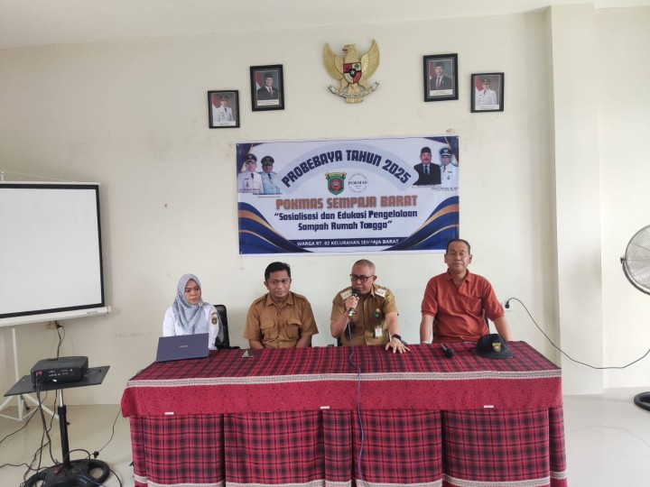Giat siang, Selasa 22 Juli 2025 Penyerahan Bantuan kepada warga RT 02 pada kegiatan Probebaya bidang Pemberdayaan Tahun Anggaran 2025 1. Sosialisasi dan Edukasi Pengelolaan Sampah Rumah Tangga ; 2. Penyerahan Bantuan Sembako kepada Warga Kurang Mampu ; 3. Penyerahan Bantuan Anak sekolah, 4. Penyerahan Pemberian Makanan Tambahan di Posyandu Balita ; 5. Penyerahan bantuan Alat Emodemo. di Aula Kantor Kelurahan Sempaja Barat dihadiri Narasumber Dinas Lingkungan Hidup, Lurah, Kasi Kesra, Pendamping Probebaya Non Infrastruktur, Ketua Pokmas beserta anggota dan Ketua RT dibantuin dgn anak KKN mahasiswa Unsi Samarinda.