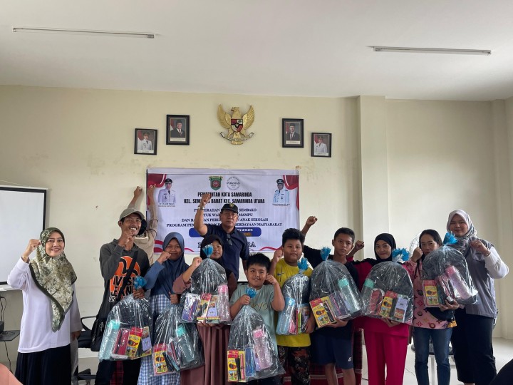 Giat Siang, Rabu 23 Juli 2025 Penyerahan Bantuan kepada warga RT 03 pada kegiatan Probebaya bidang Pemberdayaan Tahun Anggaran 2025 1. Sosialisasi dan Edukasi Pengelolaan Sampah Rumah Tangga ; 2. Penyerahan Bantuan Sembako kepada Warga Kurang Mampu ; 3. Penyerahan Bantuan Anak sekolah, 4. Penyerahan Pemberian Makanan Tambahan di Posyandu Balita dan Lansia. di Aula Kantor Kelurahan Sempaja Barat dihadiri Narasumber Dinas Lingkungan Hidup, Kasi Kesra, Pendamping Probebaya Non Infrastruktur, Ketua Pokmas beserta anggota dan Ketua RT dibantuin dgn anak KKN mahasiswa Unsi Samarinda.