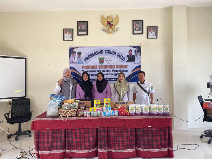 Giat Siang, Rabu 23 Juli 2025 Penyerahan Bantuan kepada warga RT 03 pada kegiatan Probebaya bidang Pemberdayaan Tahun Anggaran 2025 1. Sosialisasi dan Edukasi Pengelolaan Sampah Rumah Tangga ; 2. Penyerahan Bantuan Sembako kepada Warga Kurang Mampu ; 3. Penyerahan Bantuan Anak sekolah, 4. Penyerahan Pemberian Makanan Tambahan di Posyandu Balita dan Lansia. di Aula Kantor Kelurahan Sempaja Barat dihadiri Narasumber Dinas Lingkungan Hidup, Kasi Kesra, Pendamping Probebaya Non Infrastruktur, Ketua Pokmas beserta anggota dan Ketua RT dibantuin dgn anak KKN mahasiswa Unsi Samarinda.