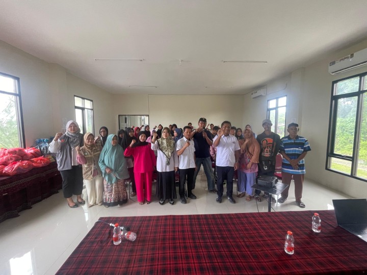 Giat Siang, Rabu 23 Juli 2025 Penyerahan Bantuan kepada warga RT 03 pada kegiatan Probebaya bidang Pemberdayaan Tahun Anggaran 2025 1. Sosialisasi dan Edukasi Pengelolaan Sampah Rumah Tangga ; 2. Penyerahan Bantuan Sembako kepada Warga Kurang Mampu ; 3. Penyerahan Bantuan Anak sekolah, 4. Penyerahan Pemberian Makanan Tambahan di Posyandu Balita dan Lansia. di Aula Kantor Kelurahan Sempaja Barat dihadiri Narasumber Dinas Lingkungan Hidup, Kasi Kesra, Pendamping Probebaya Non Infrastruktur, Ketua Pokmas beserta anggota dan Ketua RT dibantuin dgn anak KKN mahasiswa Unsi Samarinda.