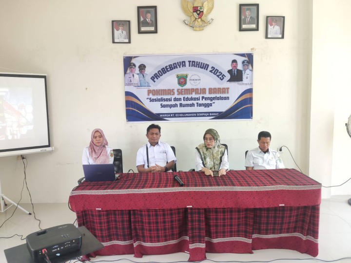 Giat Siang, Rabu 23 Juli 2025 Penyerahan Bantuan kepada warga RT 03 pada kegiatan Probebaya bidang Pemberdayaan Tahun Anggaran 2025 1. Sosialisasi dan Edukasi Pengelolaan Sampah Rumah Tangga ; 2. Penyerahan Bantuan Sembako kepada Warga Kurang Mampu ; 3. Penyerahan Bantuan Anak sekolah, 4. Penyerahan Pemberian Makanan Tambahan di Posyandu Balita dan Lansia. di Aula Kantor Kelurahan Sempaja Barat dihadiri Narasumber Dinas Lingkungan Hidup, Kasi Kesra, Pendamping Probebaya Non Infrastruktur, Ketua Pokmas beserta anggota dan Ketua RT dibantuin dgn anak KKN mahasiswa Unsi Samarinda.