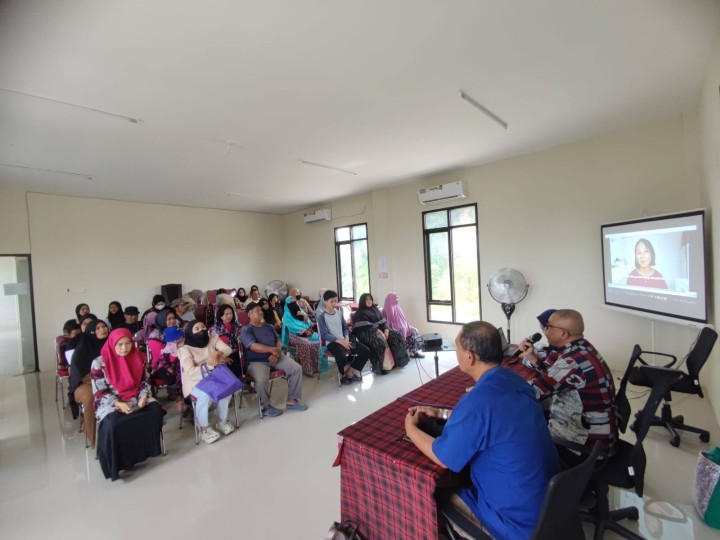Giat, Kamis 24 Juli 2025 ‎Penyerahan Bantuan kepada warga RT 04 pada kegiatan Probebaya bidang Pemberdayaan Tahun Anggaran 2025 ‎ ‎1. Sosialisasi dan Edukasi Pengelolaan Sampah Rumah Tangga ; ‎2. Penyerahan Bantuan Sembako kepada Warga Kurang Mampu ; ‎3. Penyerahan Bantuan Anak sekolah ; ‎4. Penyerahan Pemberian Makanan Tambahan di Posyandu Balita. ‎ ‎di Aula Kantor Kelurahan Sempaja Barat dihadiri Narasumber Dinas Lingkungan Hidup, Lurah, Kasi Kesra, Pendamping Probebaya Non Infrastruktur, Ketua Pokmas beserta anggota dan Ketua RT.