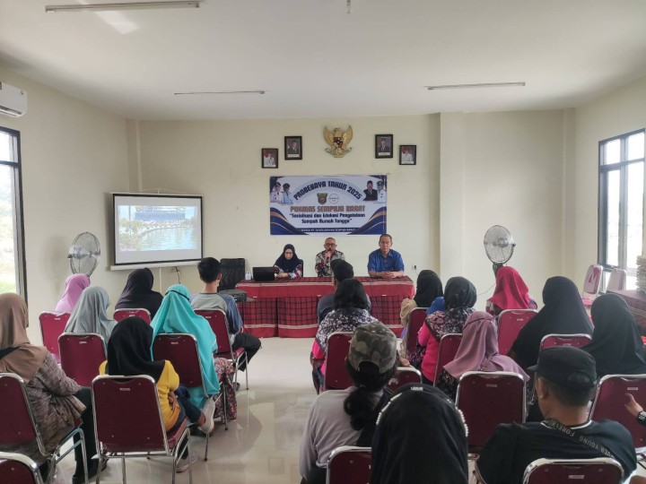 Giat, Kamis 24 Juli 2025 ‎Penyerahan Bantuan kepada warga RT 04 pada kegiatan Probebaya bidang Pemberdayaan Tahun Anggaran 2025 ‎ ‎1. Sosialisasi dan Edukasi Pengelolaan Sampah Rumah Tangga ; ‎2. Penyerahan Bantuan Sembako kepada Warga Kurang Mampu ; ‎3. Penyerahan Bantuan Anak sekolah ; ‎4. Penyerahan Pemberian Makanan Tambahan di Posyandu Balita. ‎ ‎di Aula Kantor Kelurahan Sempaja Barat dihadiri Narasumber Dinas Lingkungan Hidup, Lurah, Kasi Kesra, Pendamping Probebaya Non Infrastruktur, Ketua Pokmas beserta anggota dan Ketua RT.