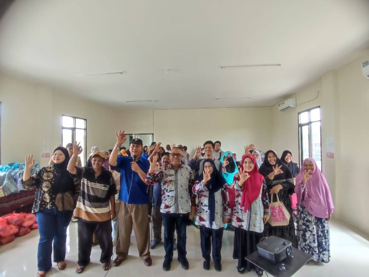 Giat, Kamis 24 Juli 2025 ‎Penyerahan Bantuan kepada warga RT 04 pada kegiatan Probebaya bidang Pemberdayaan Tahun Anggaran 2025 ‎ ‎1. Sosialisasi dan Edukasi Pengelolaan Sampah Rumah Tangga ; ‎2. Penyerahan Bantuan Sembako kepada Warga Kurang Mampu ; ‎3. Penyerahan Bantuan Anak sekolah ; ‎4. Penyerahan Pemberian Makanan Tambahan di Posyandu Balita. ‎ ‎di Aula Kantor Kelurahan Sempaja Barat dihadiri Narasumber Dinas Lingkungan Hidup, Lurah, Kasi Kesra, Pendamping Probebaya Non Infrastruktur, Ketua Pokmas beserta anggota dan Ketua RT.