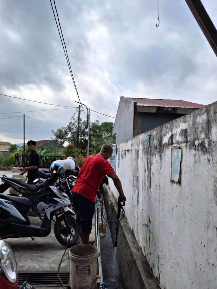 Giat, Jum'at 25 Juli 2025 Melakukan kerja bakti dilingkungan area kantor kelurahan sempaja barat pada parit depan kantor diikuti oleh seluruh Staf laki-laki Kelurahan Sempaja Barat.