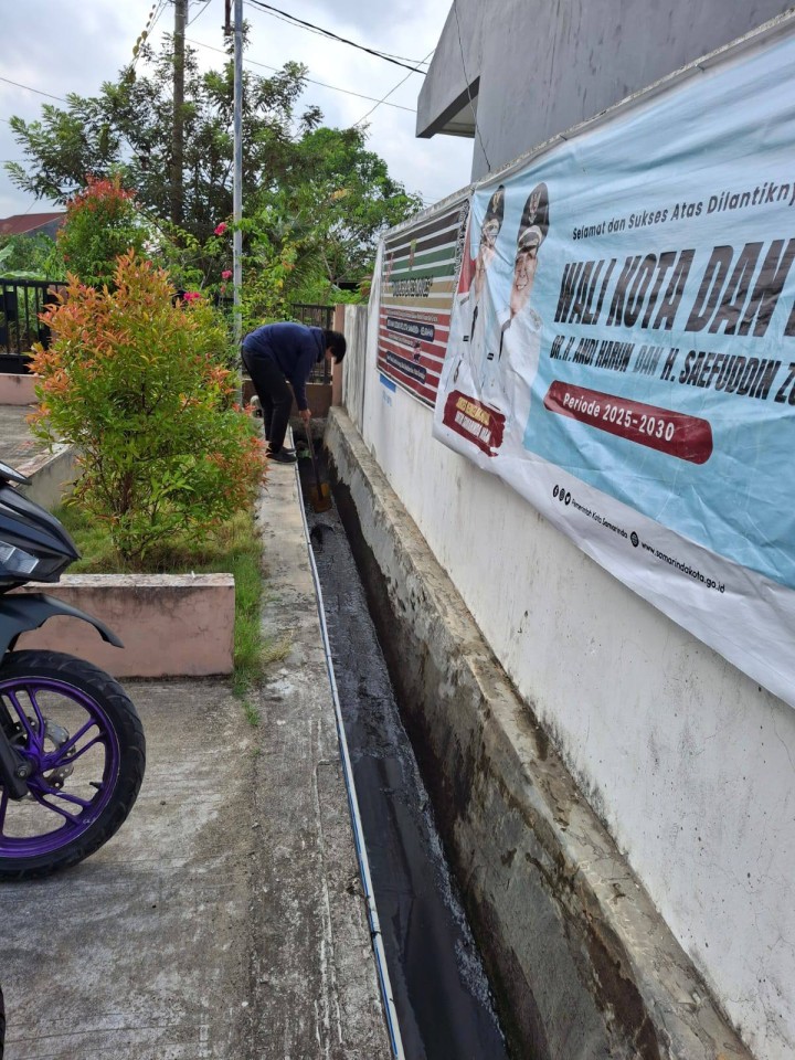 Giat, Jum'at 25 Juli 2025 Melakukan kerja bakti dilingkungan area kantor kelurahan sempaja barat pada parit depan kantor diikuti oleh seluruh Staf laki-laki Kelurahan Sempaja Barat.