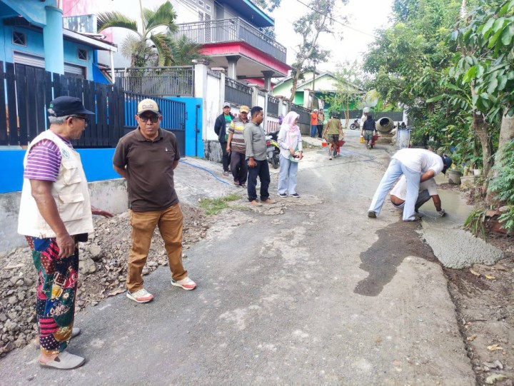 Giat, Jumat, 25 Juli 2025 Peninjauan lokasi probebaya Tahun 2025 Bidang Sarana dan Prasarana oleh lurah, Kasi Ekbang beserta staff, Tim Pendamping Infrastruktur, Ketua Pokmas dan anggota di RT. 04, 06, 07, 08, dan 12.