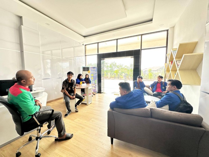 Giat, Jum'at 25 Juli 2025 Mendapatkan Kunjungan dari mahasiswa Universitas Widya Gama Mahakam Samarinda ingin melaksanakan KKN di kelurahan sempaja barat diterima oleh Kasi Tapem.