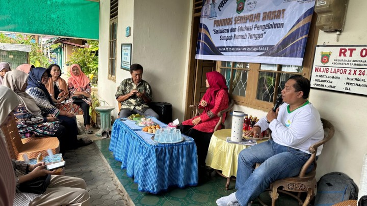 Giat siang, Jum'at 25 Juli 2025 Penyerahan Bantuan kepada warga RT 05 pada kegiatan Probebaya bidang Pemberdayaan Tahun Anggaran 2025 ‎ ‎1. Sosialisasi dan Edukasi Pengelolaan Sampah Rumah Tangga ; ‎2. Penyerahan Pemberian Makanan Tambahan di Posyandu Balita dan Lansia. ‎ ‎di Aula Kantor Kelurahan Sempaja Barat dihadiri Narasumber Dinas Lingkungan Hidup, Kasi Kesra, Pendamping Probebaya Non Infrastruktur, Ketua Pokmas beserta anggota dan Ketua RT.  ‎