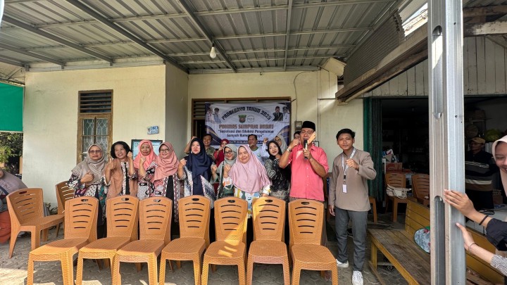 Giat siang, Jum'at 25 Juli 2025 Penyerahan Bantuan kepada warga RT 05 pada kegiatan Probebaya bidang Pemberdayaan Tahun Anggaran 2025 ‎ ‎1. Sosialisasi dan Edukasi Pengelolaan Sampah Rumah Tangga ; ‎2. Penyerahan Pemberian Makanan Tambahan di Posyandu Balita dan Lansia. ‎ ‎di Aula Kantor Kelurahan Sempaja Barat dihadiri Narasumber Dinas Lingkungan Hidup, Kasi Kesra, Pendamping Probebaya Non Infrastruktur, Ketua Pokmas beserta anggota dan Ketua RT.  ‎