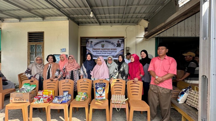 Giat siang, Jum'at 25 Juli 2025 Penyerahan Bantuan kepada warga RT 05 pada kegiatan Probebaya bidang Pemberdayaan Tahun Anggaran 2025 ‎ ‎1. Sosialisasi dan Edukasi Pengelolaan Sampah Rumah Tangga ; ‎2. Penyerahan Pemberian Makanan Tambahan di Posyandu Balita dan Lansia. ‎ ‎di Aula Kantor Kelurahan Sempaja Barat dihadiri Narasumber Dinas Lingkungan Hidup, Kasi Kesra, Pendamping Probebaya Non Infrastruktur, Ketua Pokmas beserta anggota dan Ketua RT.  ‎