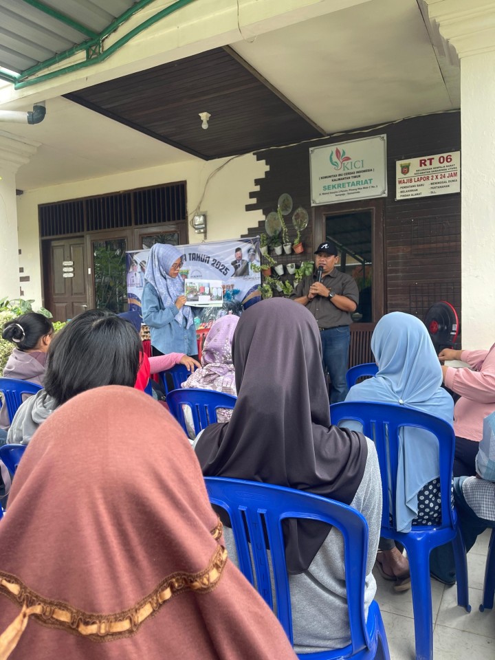 Giat, Sabtu 26 Juli 2025 Penyerahan Bantuan kepada warga RT 06 pada kegiatan Probebaya bidang Pemberdayaan Tahun Anggaran 2025 ‎ ‎1. Sosialisasi dan Edukasi Pengelolaan Sampah Rumah Tangga ; ‎2. Penyerahan Bantuan Sembako kepada Warga Kurang Mampu ; ‎3. Penyerahan Bantuan Anak sekolah, ‎4. Penyerahan Pemberian Makanan Tambahan di Posyandu Balita dan Lansia. ‎ ‎di Perum Pinang Mas (Rumah Ketua RT 06) Kelurahan Sempaja Barat dihadiri Narasumber Dinas Lingkungan Hidup, staf kelurahan, Pendamping Probebaya Non Infrastruktur, Ketua Pokmas beserta anggota dan Ketua RT.