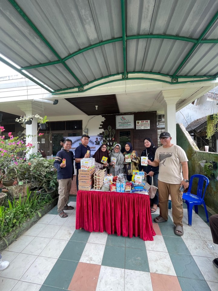 Giat, Sabtu 26 Juli 2025 Penyerahan Bantuan kepada warga RT 06 pada kegiatan Probebaya bidang Pemberdayaan Tahun Anggaran 2025 ‎ ‎1. Sosialisasi dan Edukasi Pengelolaan Sampah Rumah Tangga ; ‎2. Penyerahan Bantuan Sembako kepada Warga Kurang Mampu ; ‎3. Penyerahan Bantuan Anak sekolah, ‎4. Penyerahan Pemberian Makanan Tambahan di Posyandu Balita dan Lansia. ‎ ‎di Perum Pinang Mas (Rumah Ketua RT 06) Kelurahan Sempaja Barat dihadiri Narasumber Dinas Lingkungan Hidup, staf kelurahan, Pendamping Probebaya Non Infrastruktur, Ketua Pokmas beserta anggota dan Ketua RT.