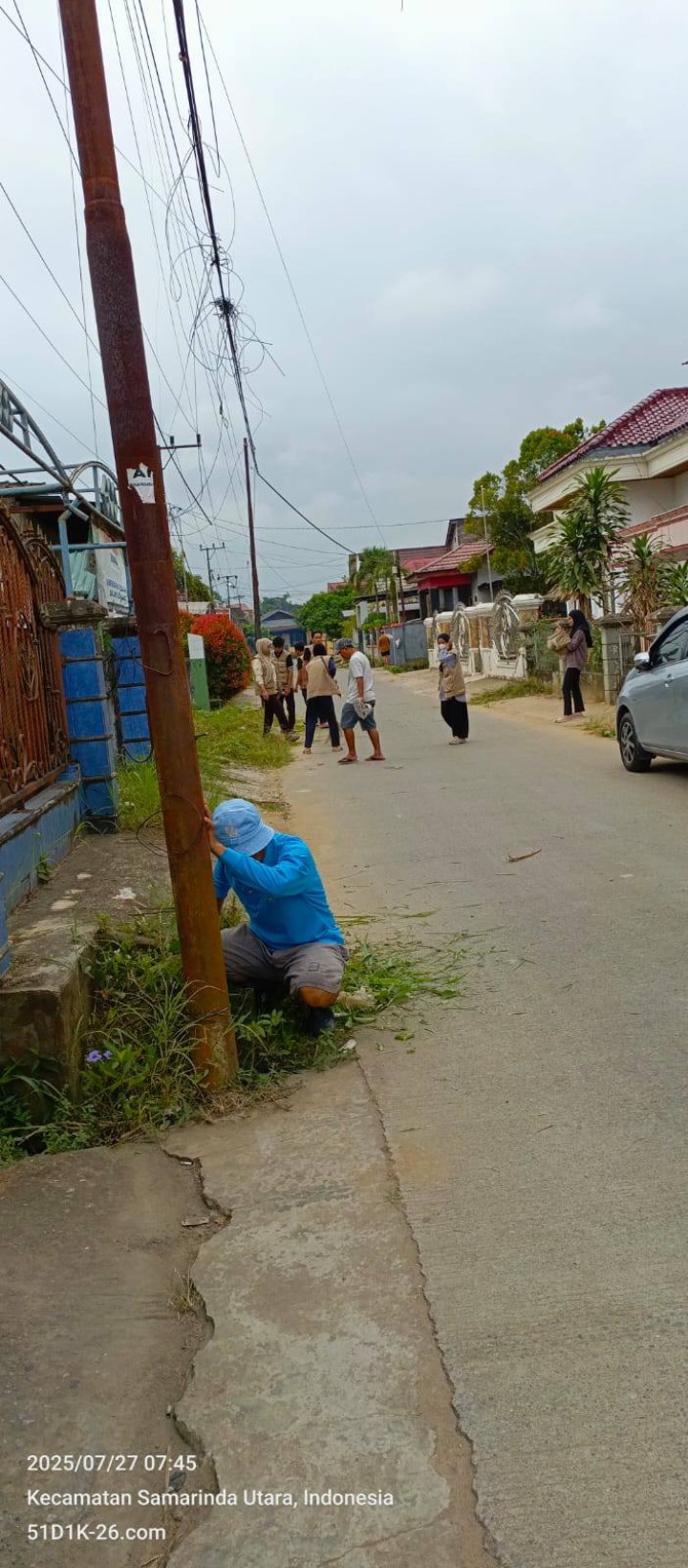 Giat, Minggu 27 Juli 2025 Melaksanakan kerja bakti rutin dilingkungan RT pada Jln AW Syahrani GG 4 RT 01 dan Jalan KH Wahid Hasyim Perum Kayu Manis RT 07 pada Kelurahan Sempaja Barat dihadiri Ketua RT, anak KKN Mahasiswa UINSI Samarinda dan seluruh warga terimakasih atas perhatiannya diucapkan terima kasih.