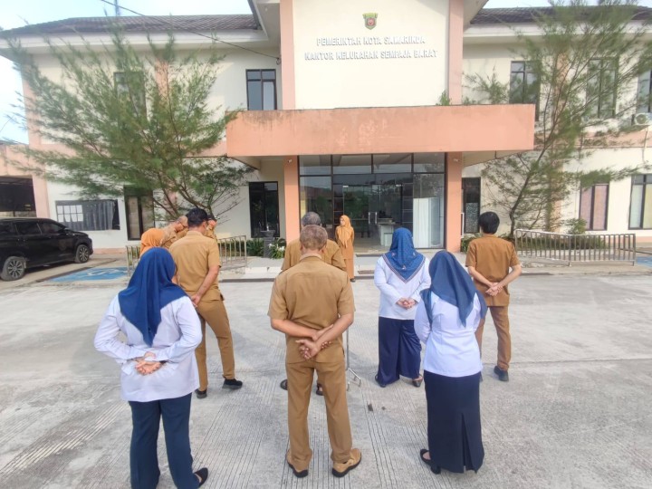 Giat, Senin 28 Juli 2025 Melaksanakan apel Senin pagi di kelurahan sempaja barat dipimpin oleh Kasi Kesra.