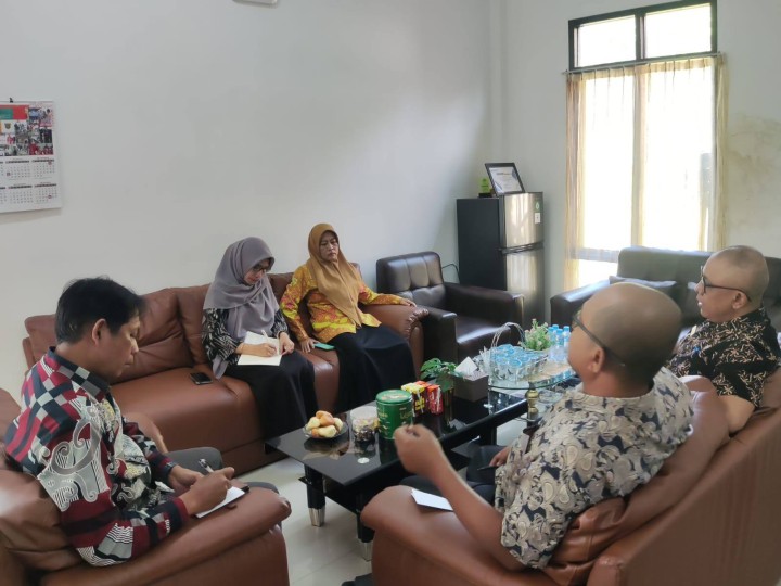 Giat, Kamis 31 Juli 2025 Melaksanakan Rapat Koordinasi dengan Seklur dan seluruh Kasi di kelurahan sempaja barat dipimpin oleh Lurah.