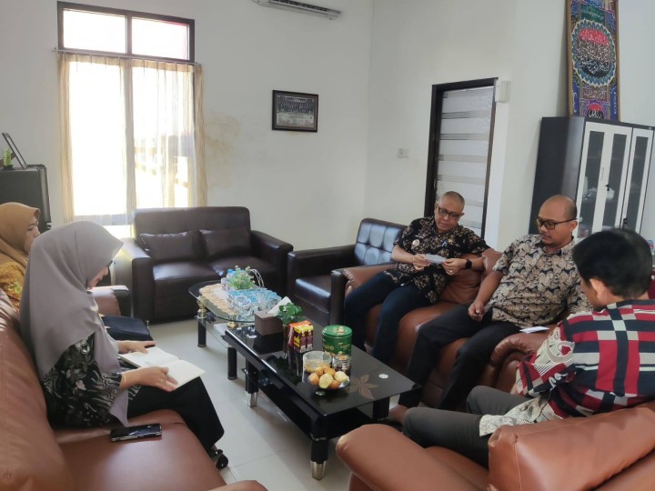 Giat, Kamis 31 Juli 2025 Melaksanakan Rapat Koordinasi dengan Seklur dan seluruh Kasi di kelurahan sempaja barat dipimpin oleh Lurah.