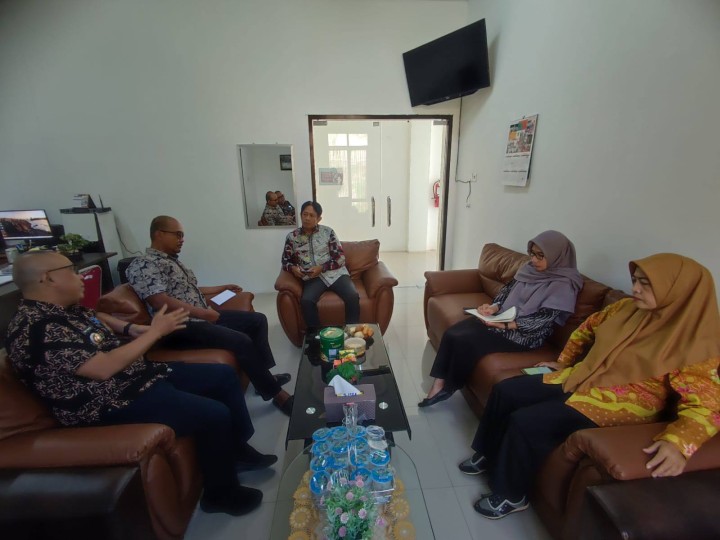 Giat, Kamis 31 Juli 2025 Melaksanakan Rapat Koordinasi dengan Seklur dan seluruh Kasi di kelurahan sempaja barat dipimpin oleh Lurah.