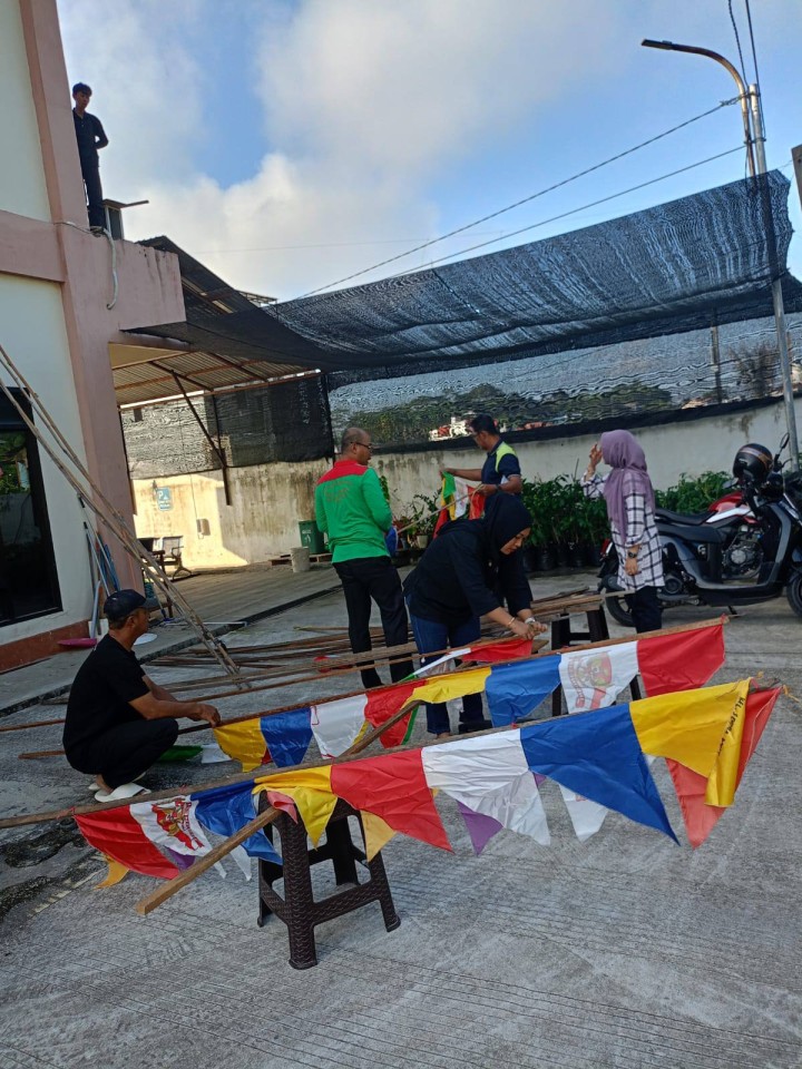 Giat pagi, Jum'at 01 Agustus 2025 Melaksanakan kerja bakti memasang bendera Umbul-umbul di area lingkungan kantor kelurahan sempaja barat oleh seluruh Staf Kelurahan Sempaja Barat.