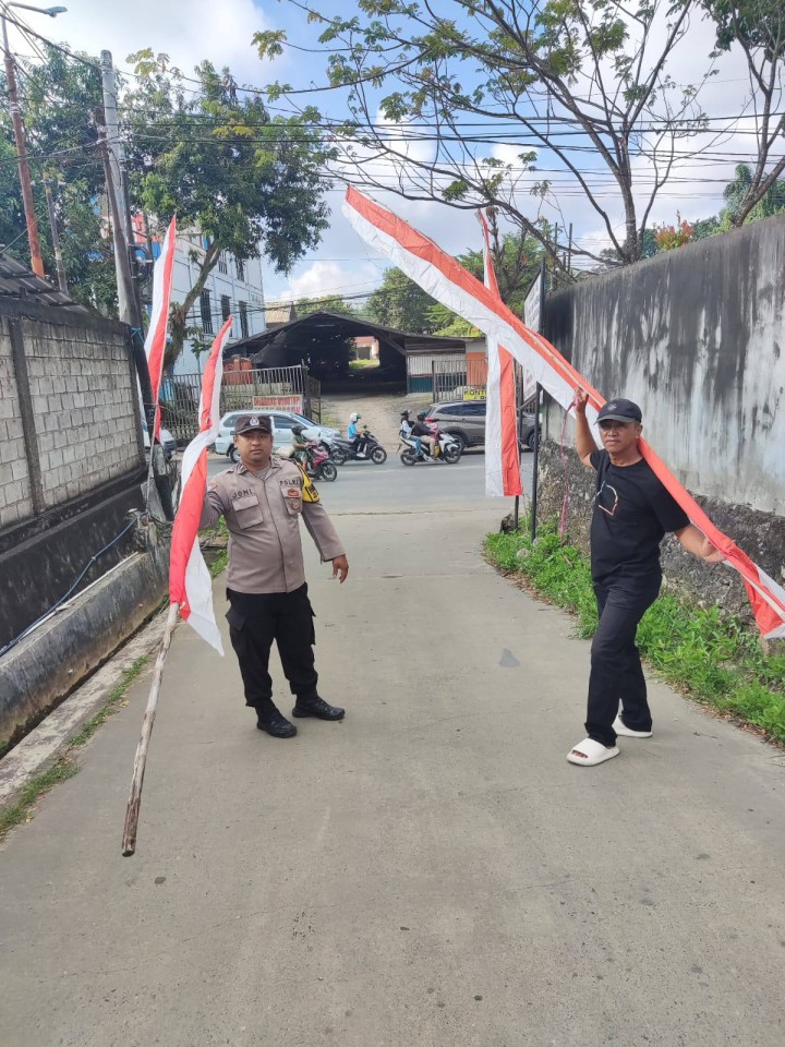 Giat pagi, Jum'at 01 Agustus 2025 Melaksanakan kerja bakti memasang bendera Umbul-umbul di area lingkungan kantor kelurahan sempaja barat oleh seluruh Staf Kelurahan Sempaja Barat.