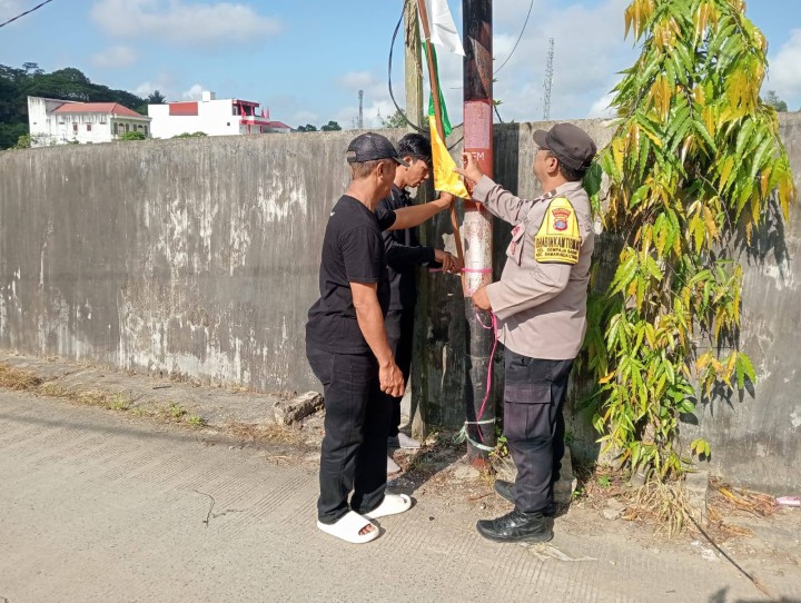 Giat pagi, Jum'at 01 Agustus 2025 Melaksanakan kerja bakti memasang bendera Umbul-umbul di area lingkungan kantor kelurahan sempaja barat oleh seluruh Staf Kelurahan Sempaja Barat.