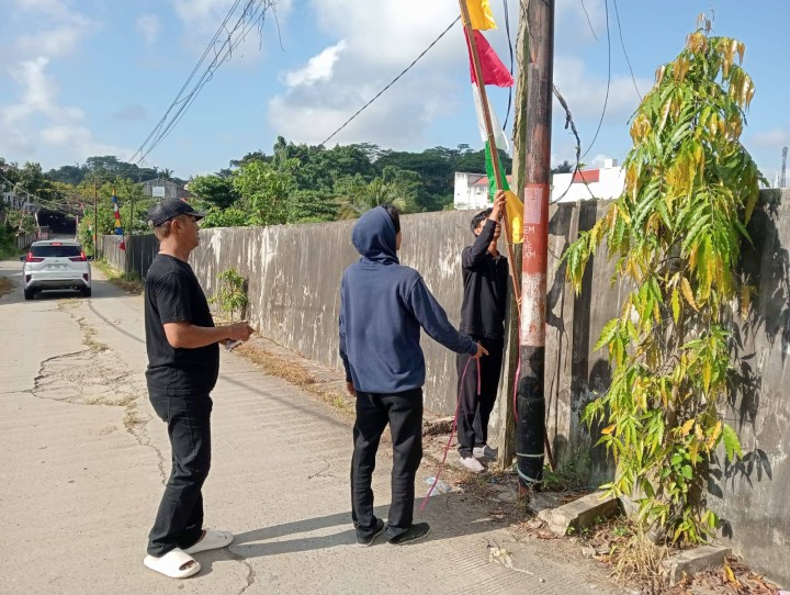 Giat pagi, Jum'at 01 Agustus 2025 Melaksanakan kerja bakti memasang bendera Umbul-umbul di area lingkungan kantor kelurahan sempaja barat oleh seluruh Staf Kelurahan Sempaja Barat.