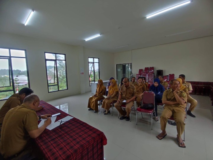 Giat pagi, 04 Agustus 2025 Melaksanakan Rapat Koordinasi dengan Seklur, seluruh Kasi dan seluruh Staf Kelurahan Sempaja Barat dalam rangka Persiapan Lomba  17 Agustus 1945 Memperingati HUT RI ke 80 di Aula Kantor Kelurahan Sempaja Barat dipimpin oleh Lurah.
